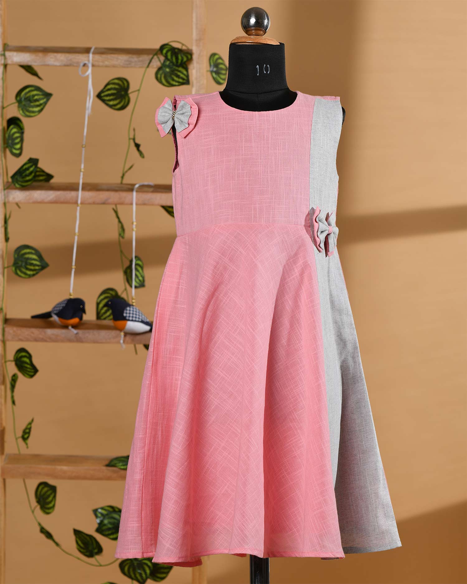 Sleevless dress in peach and gray
